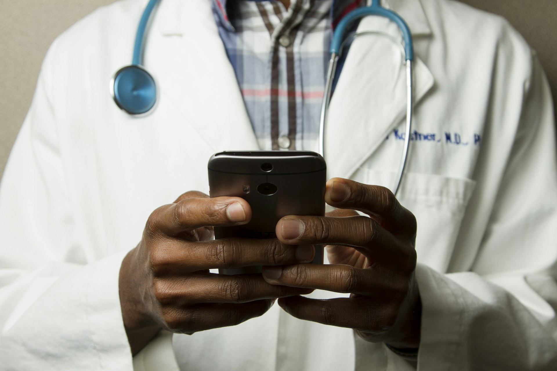 Physiotherapeut bei der Arbeit in einer professionellen Praxis